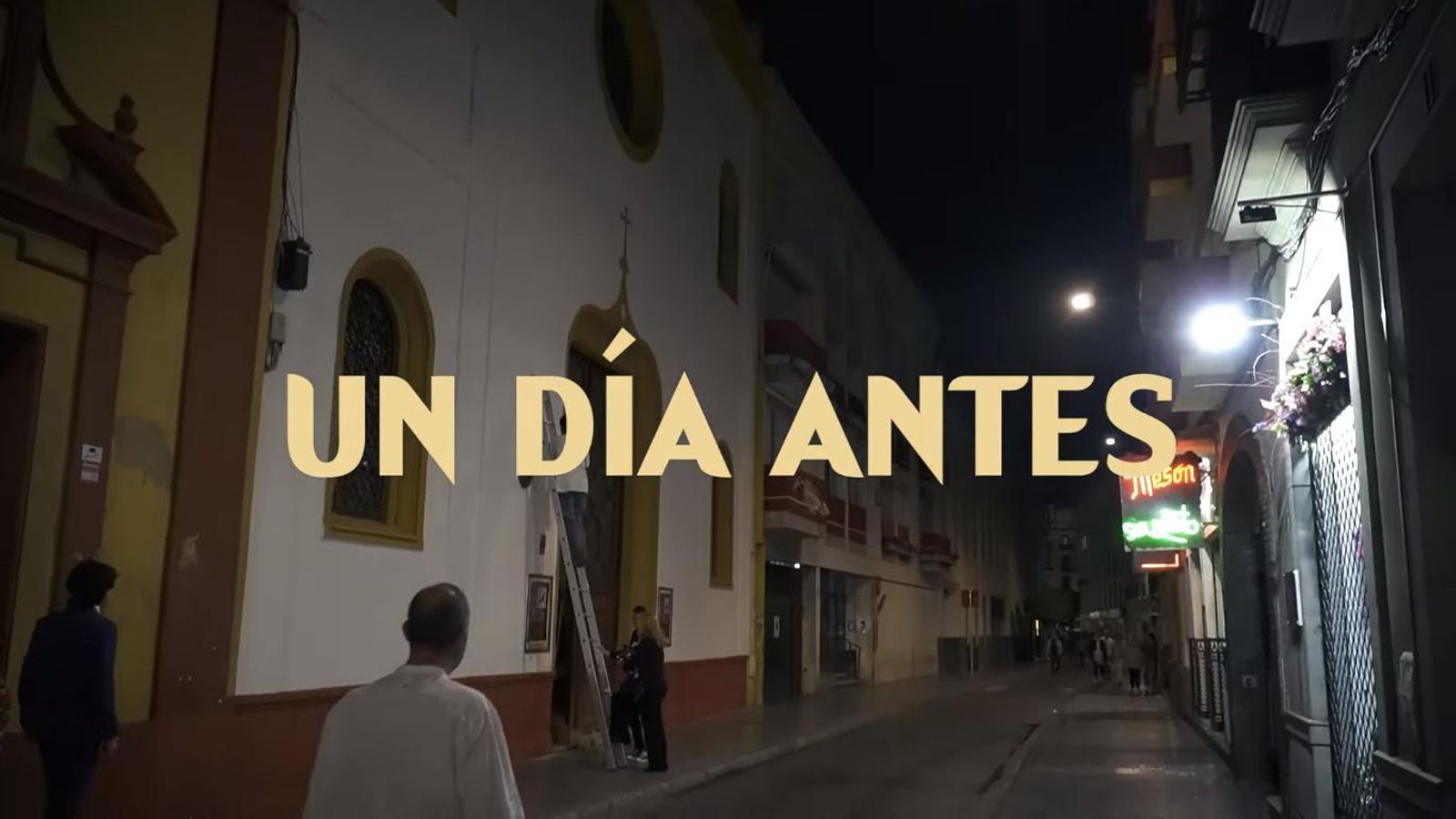 Frame donde se observa la calle Alfonso XII en la tarde del Viernes Santo