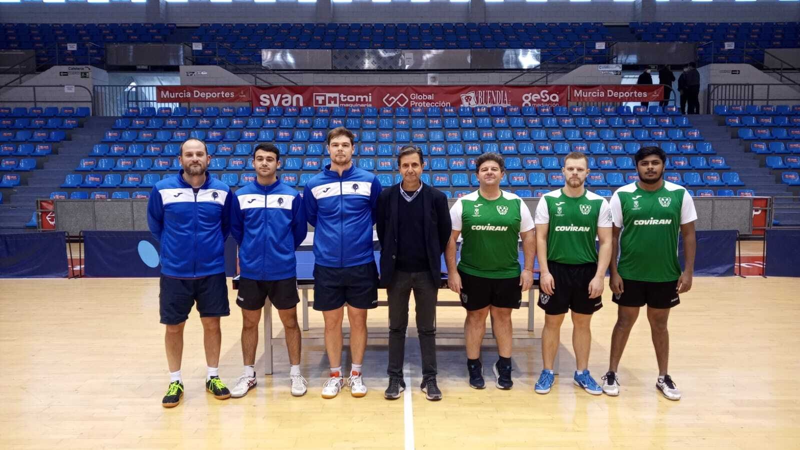 Los dos equipos antes del choque