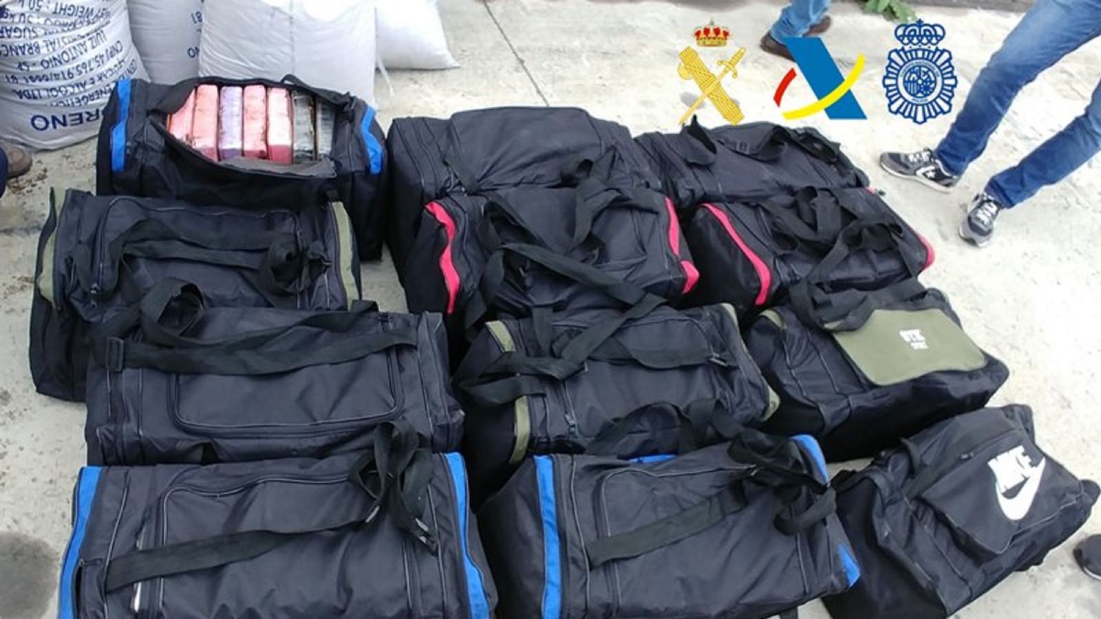 Bolsas en las que se encontró la droga oculta en un contenedor.