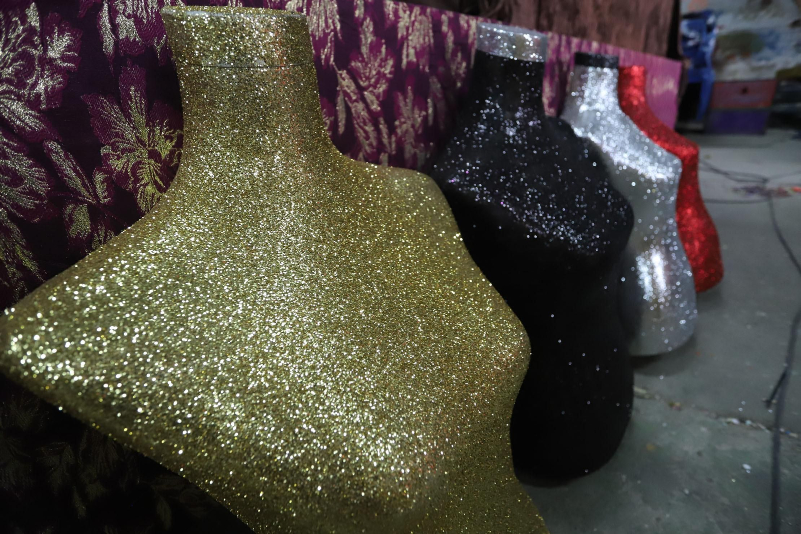 Imágenes de los preparativos de las carrozas de sus Majestades los Reyes Magos