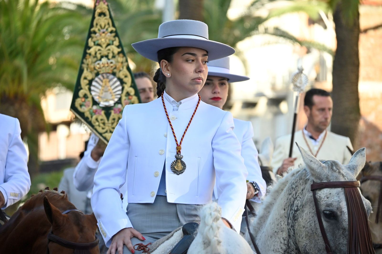Imágenes de los peregrinos de la Hermandad de Emigrantes en su salida por las calles de Huelva