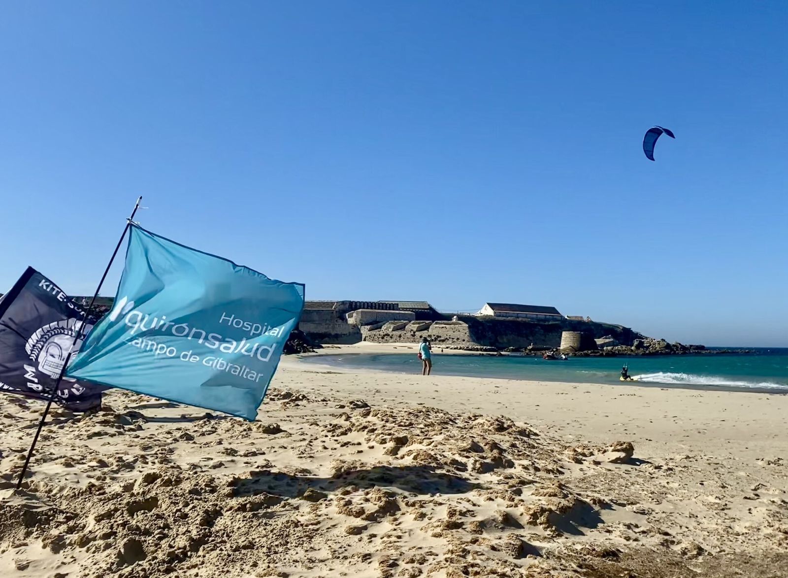 La bandera de Quirónsalud, en la playa del Balneario de Tarifa