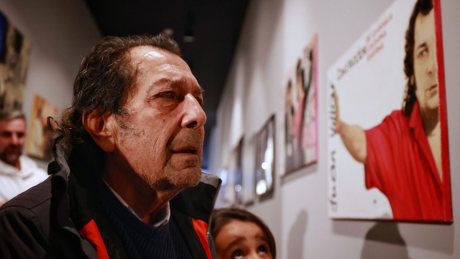 Juan Villar, emocionado mientras lee algunos textos de las obras de la muestra. Juan Villar, emocionado mientras lee algunos textos de las obras de la muestra.