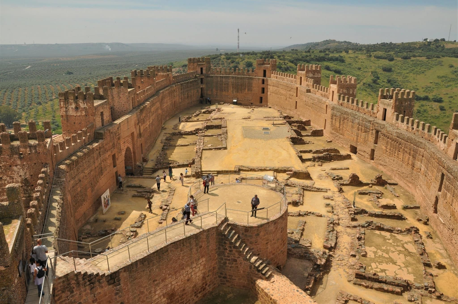 El interior del Castillo de Burgalimar de Baños de la Encina será escenario de las actuaciones. El interior del Castillo de Burgalimar de Baños de la Encina será escenario de las actuaciones.