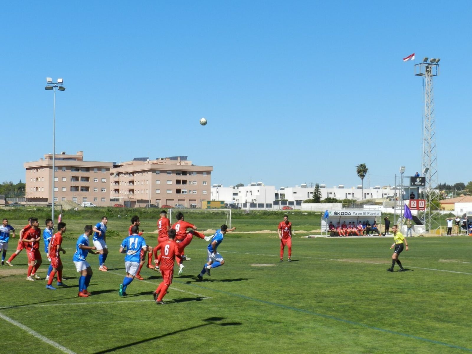 Acción confusa en una de las áreas durante el Recreativo-Chipiona.