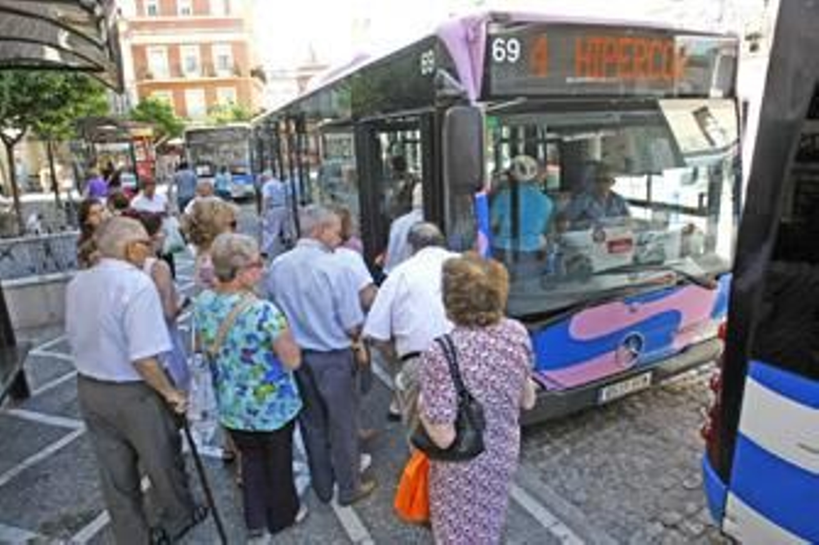 Un grupo de usuarios sube a un autobús urbano, ayer, en la parada de plaza Esteve. /Pascual