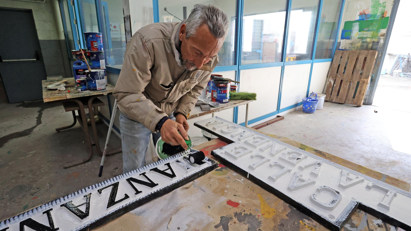 Trabajos de restauración del callejero de Jerez