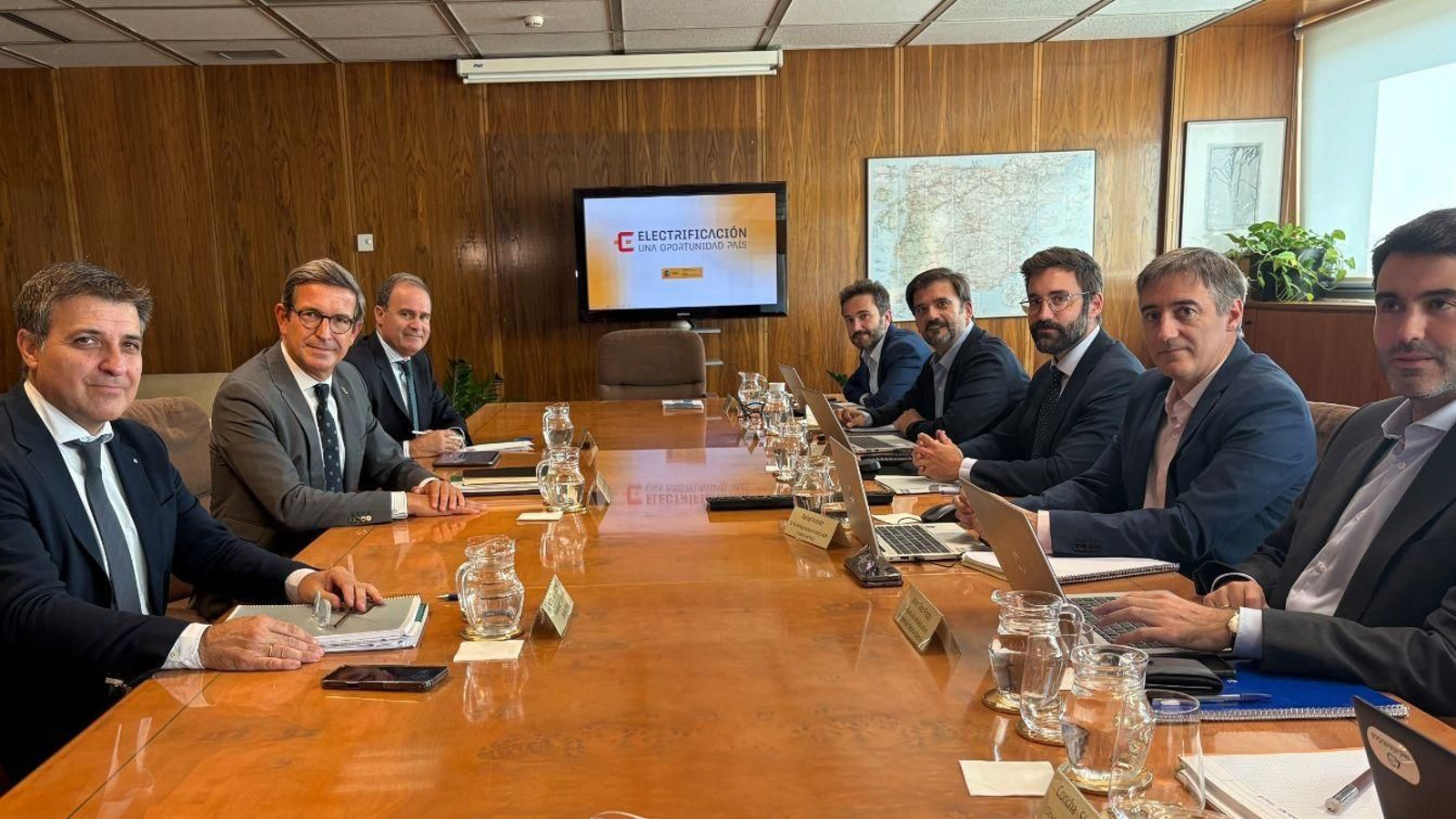 Imagen de la reunión que han mantenido el consejero andaluz de Industria, Energía y Minas, Jorge Paradela, con el secretario de Estado de Energía, Joan Groizard.