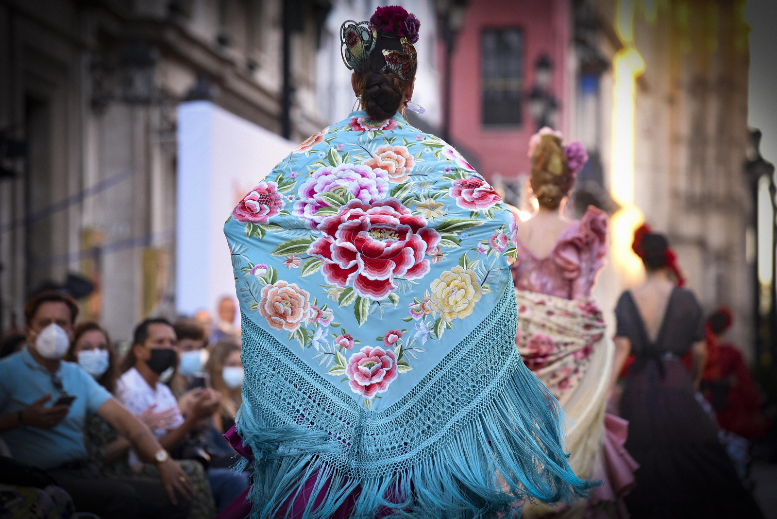 El desfile de moda flamenca de la Avenida de la Constitución, en imágenes