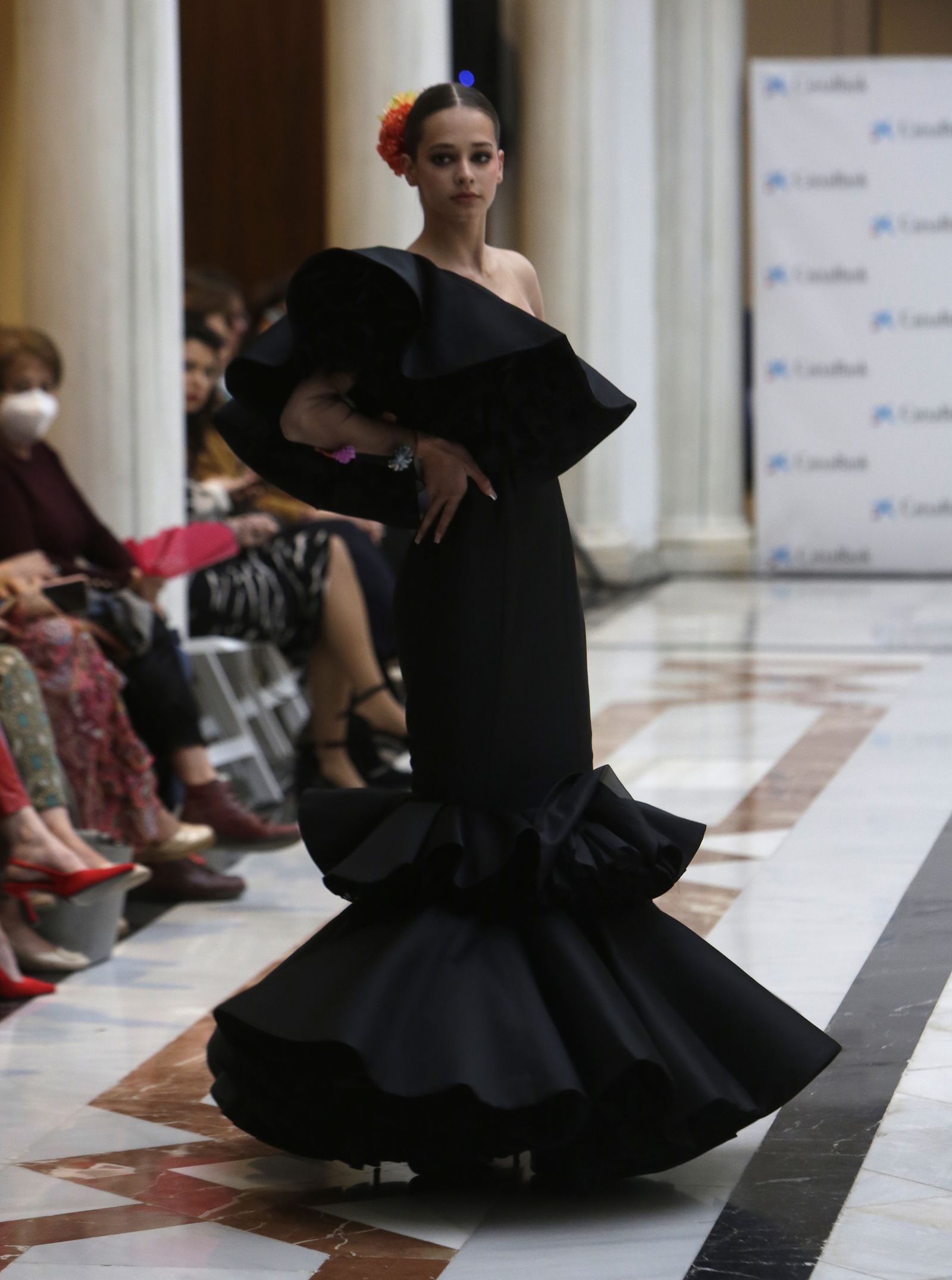 Desfile moda flamenca en las vísperas de la Feria de Abril CaixaBank