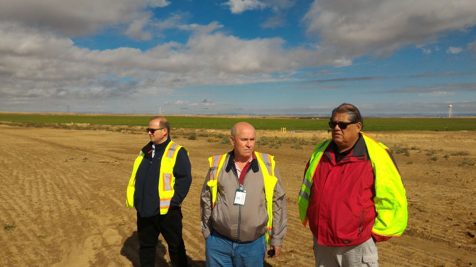 Manuel Vaquero, en el centro, recorre la reserva india.