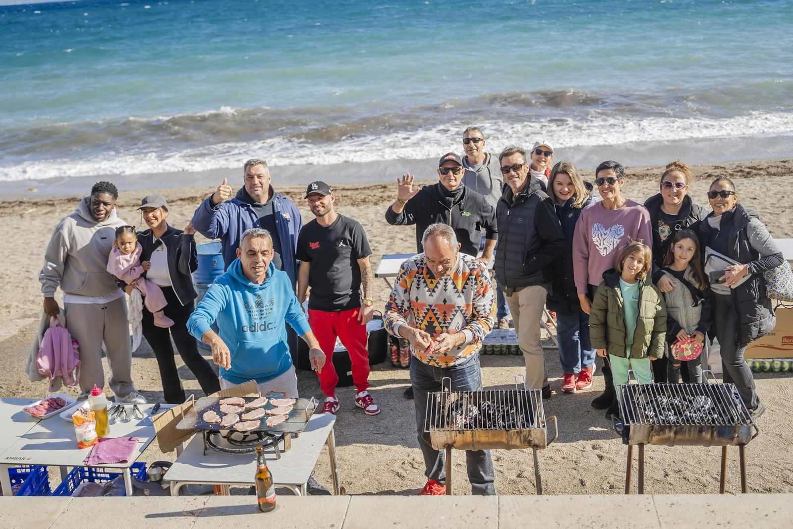 Miles de personas despiden el año 2024 en Las Moragas de Roquetas, en imágenes