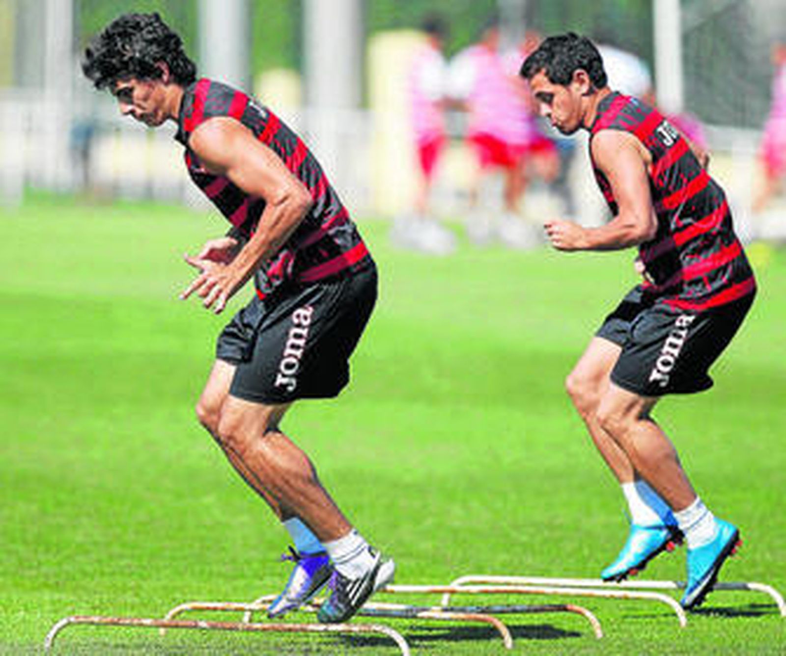 Perotti sortea obstáculos seguido de su paisano Acosta.