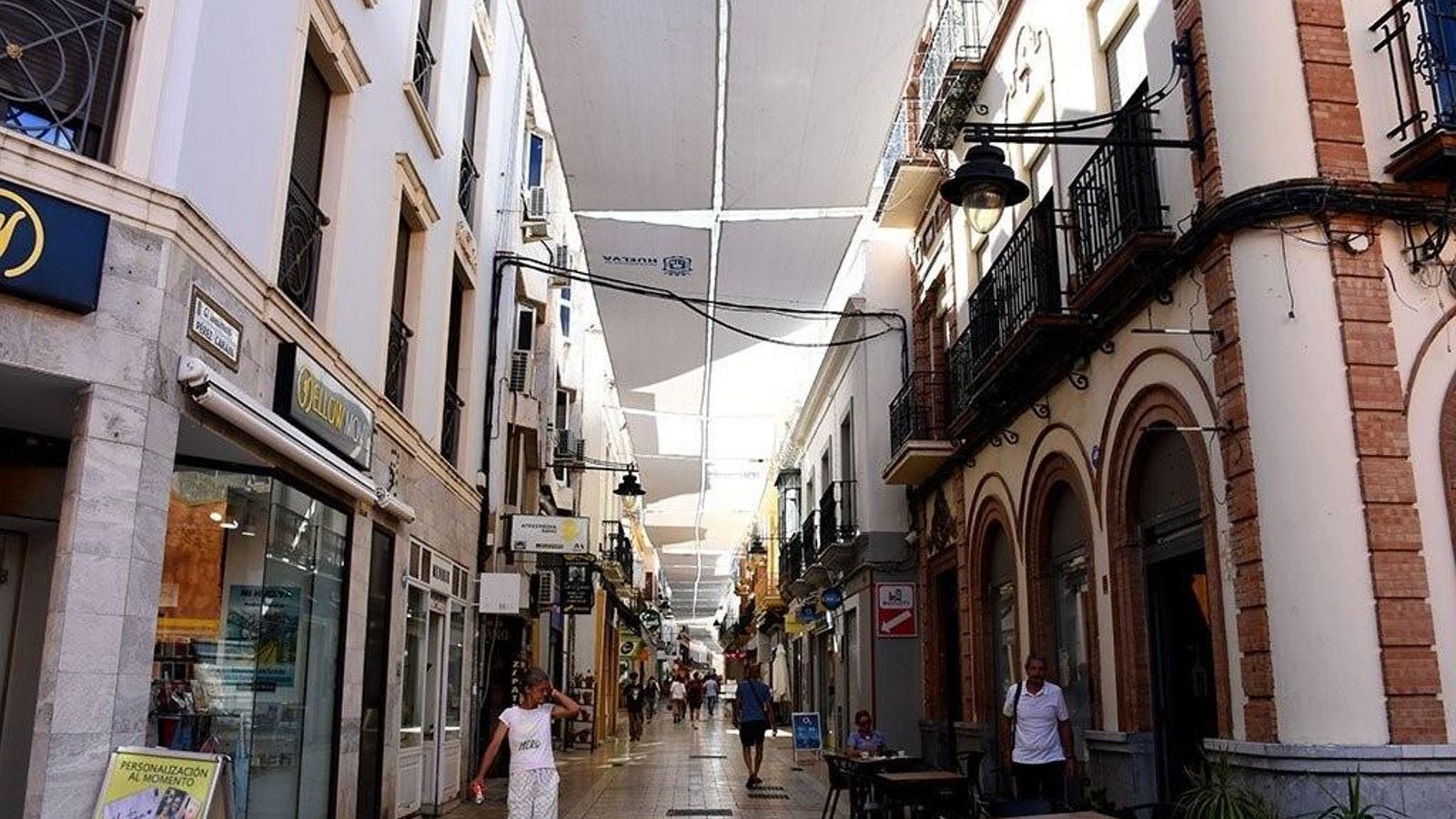 Toldos el pasado verano en la calle Rábida.