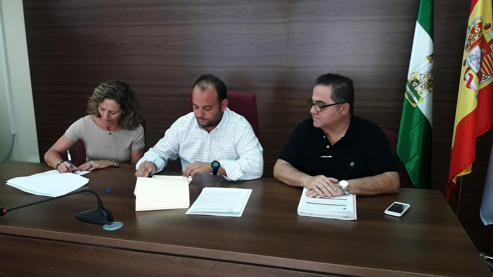 La presidenta de Autismo Sevilla, Mercedes Molina, y el alcalde de La Algaba, Diego Manuel Agüera.