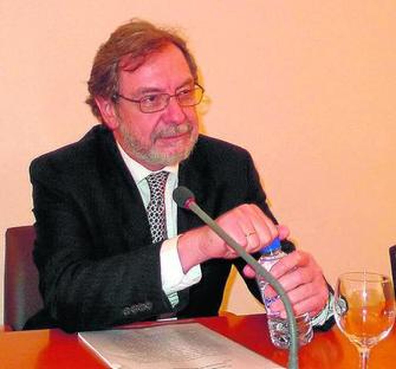 Juan Luis Cebrián, ayer, en el CAC Málaga.