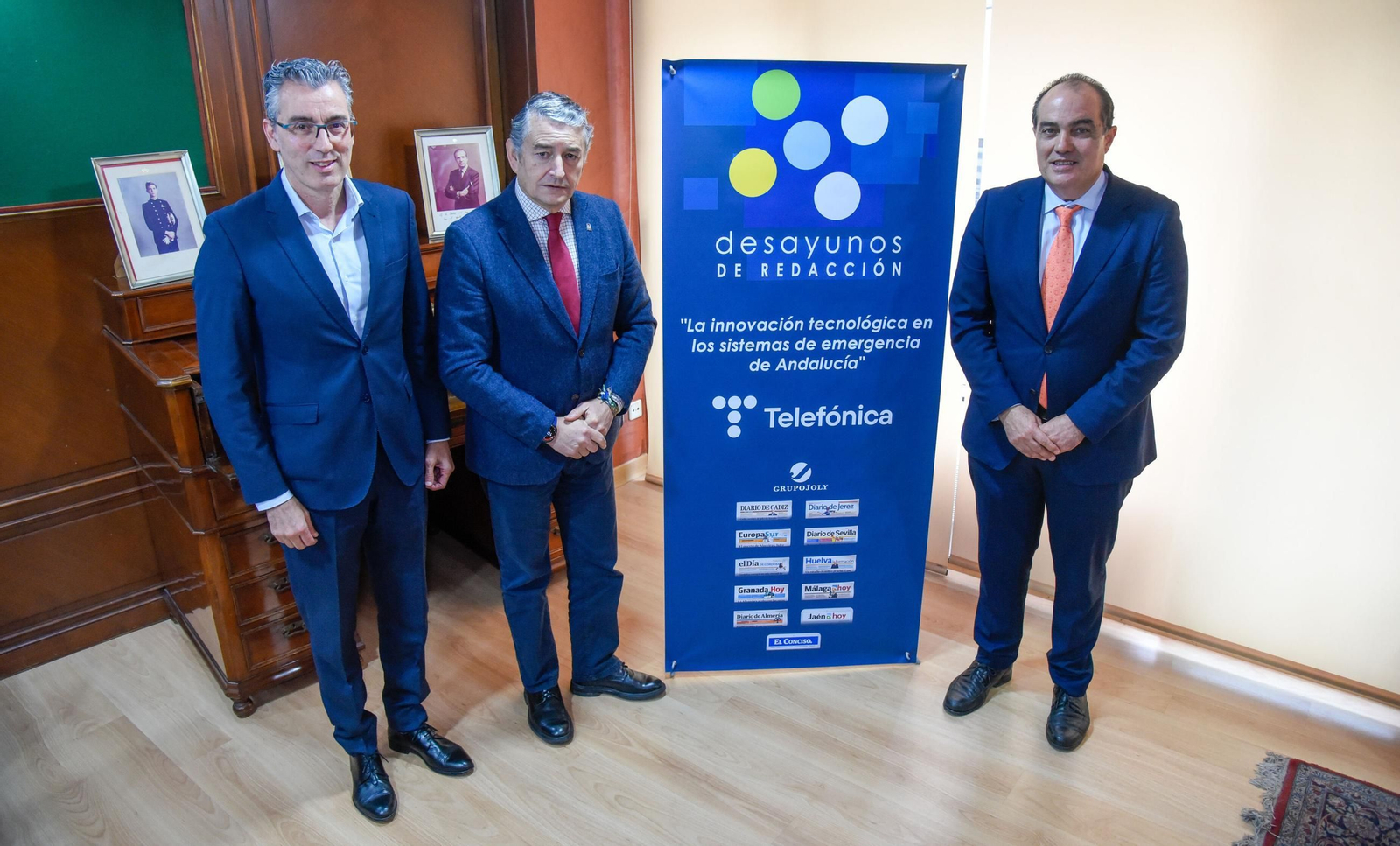 De izquierda a derecha: Joaquín Segovia, director Territorial Sur de Telefónica España; Antonio Sanz, consejero de Sanidad, Presidencia y Emergencias de la Junta de Andalucía; y David Fernández, director de Diario de Sevilla.