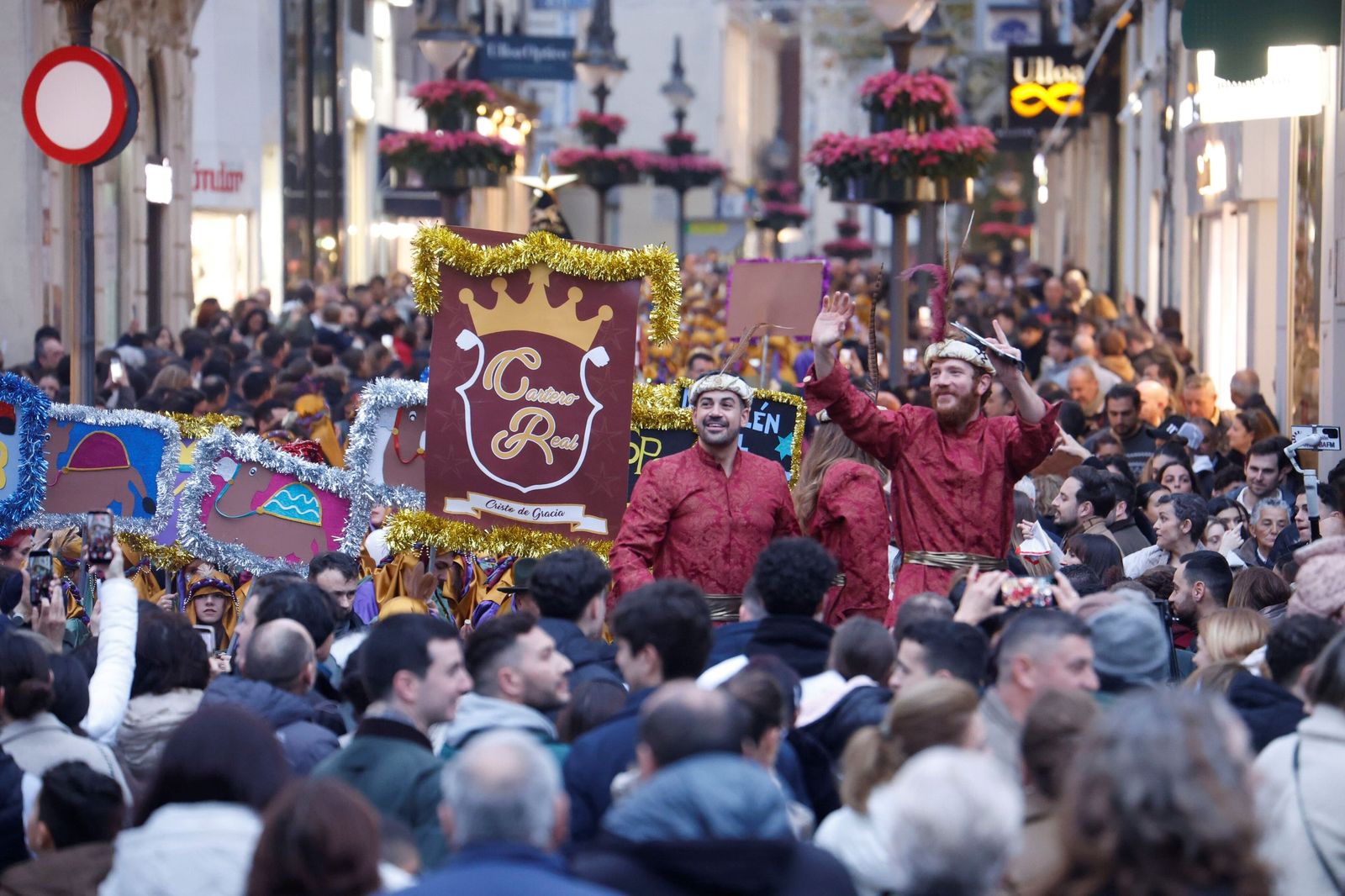 El Cartero Real llena de ilusión el Centro de Córdoba, en imágenes