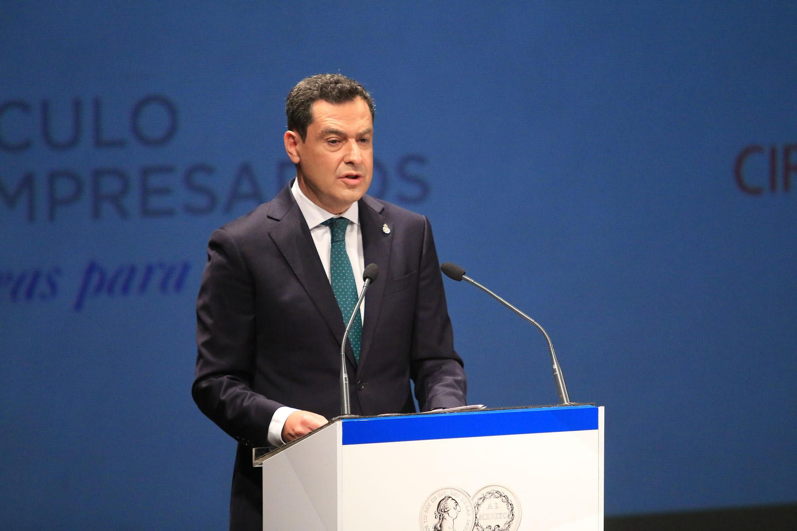 Juanma Moreno, presidente de la Junta de Andalucía, en la entrega del galardón Reino de España a Francisco Martínez-Cosentino