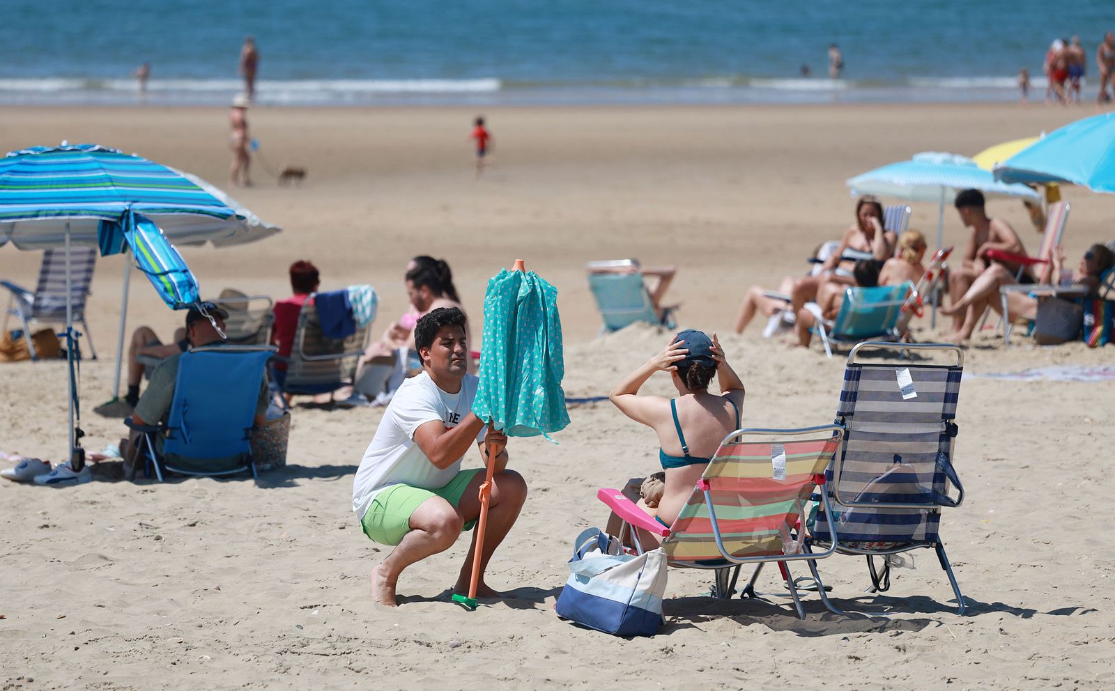 Imágenes del ambiente en las playas de Punta Umbría y La Bota en la mañana del domingo