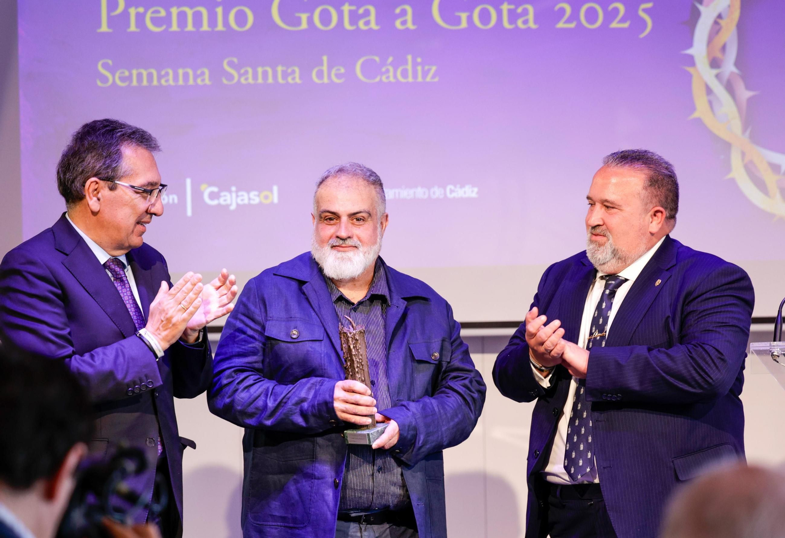 Juan Carlos Romero recibe el galardón de la Fundación Cajasol de manos de Antonio Pulido y de Manuel Garrido.
