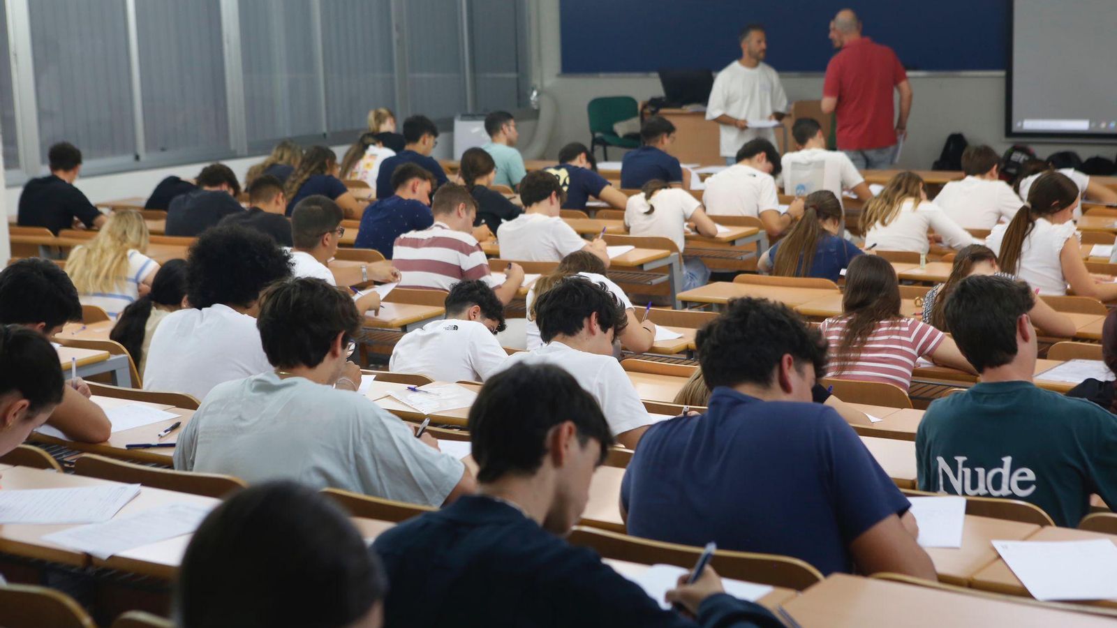 Alumnos en una de las aulas de la Politécnica examinándose de la PEvAU. Alumnos en una de las aulas de la Politécnica examinándose de la PEvAU.
