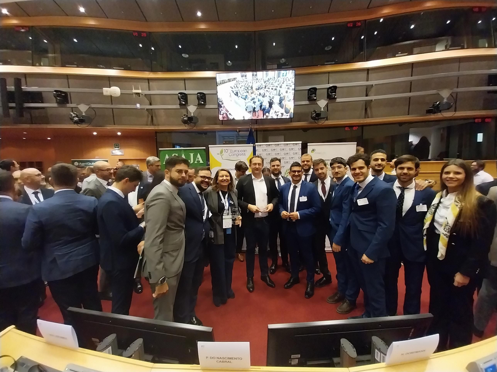 La eurodiputada almeriense, Carmen Crespo, junto al Comisario de Agricultura y Alimentación, Christophe Hansen, y distintos asistentes al evento.