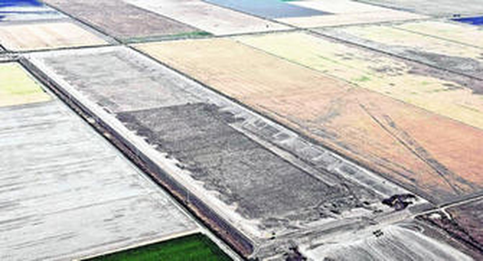 Vista aérea de la finca Hato Ratón que acumula multas por pozos ilegales.