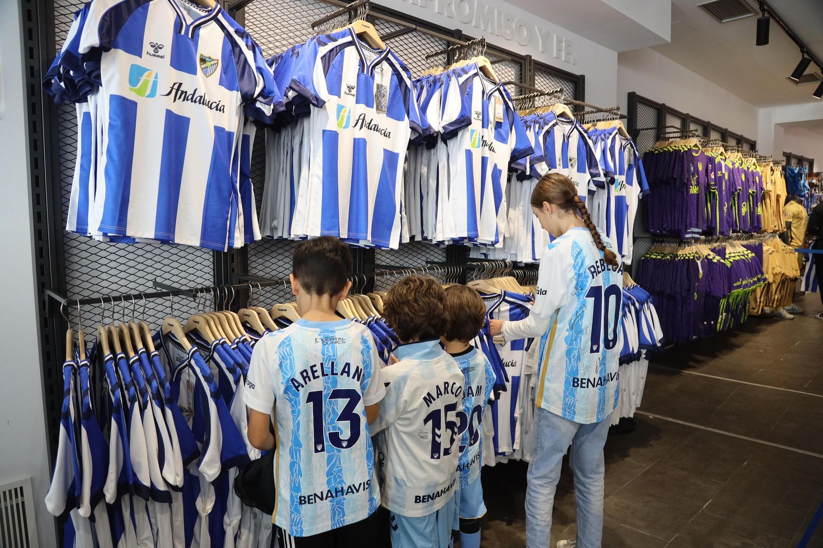 Alto ritmo de ventas en la tienda del Málaga CF por la camiseta retro: "La necesito"