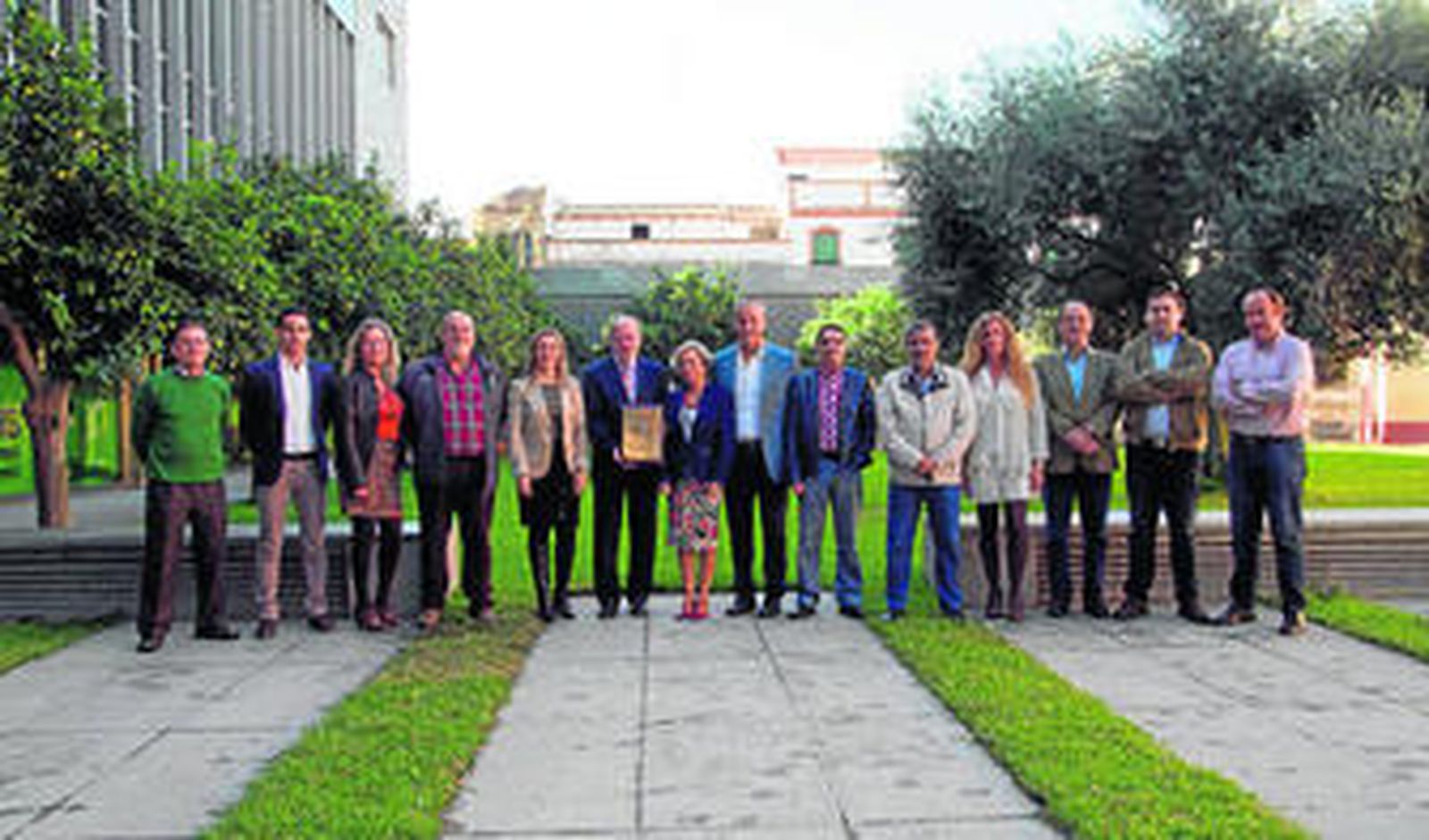 El equipo técnico que hace posible el Cross de Itálica con el presidente de la Diputación, Fernando Rodríguez Villalobos.