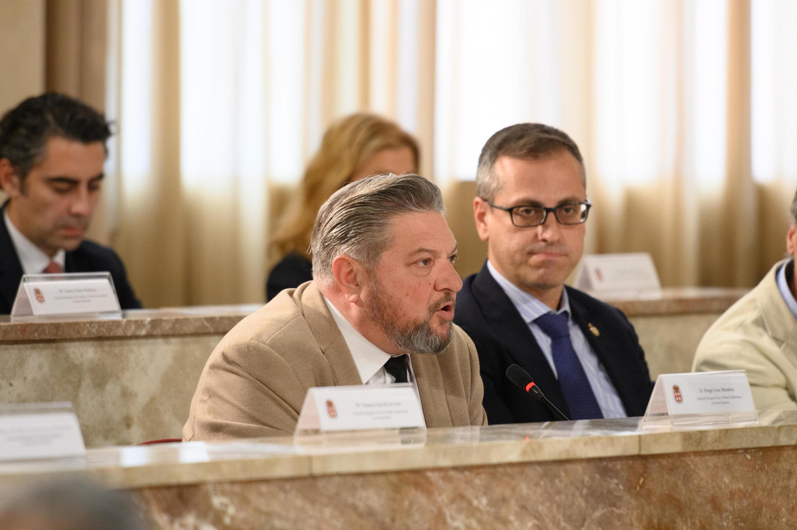 Diego Cruz ha contestado a los vecinos de El Toyo presentes en el Pleno