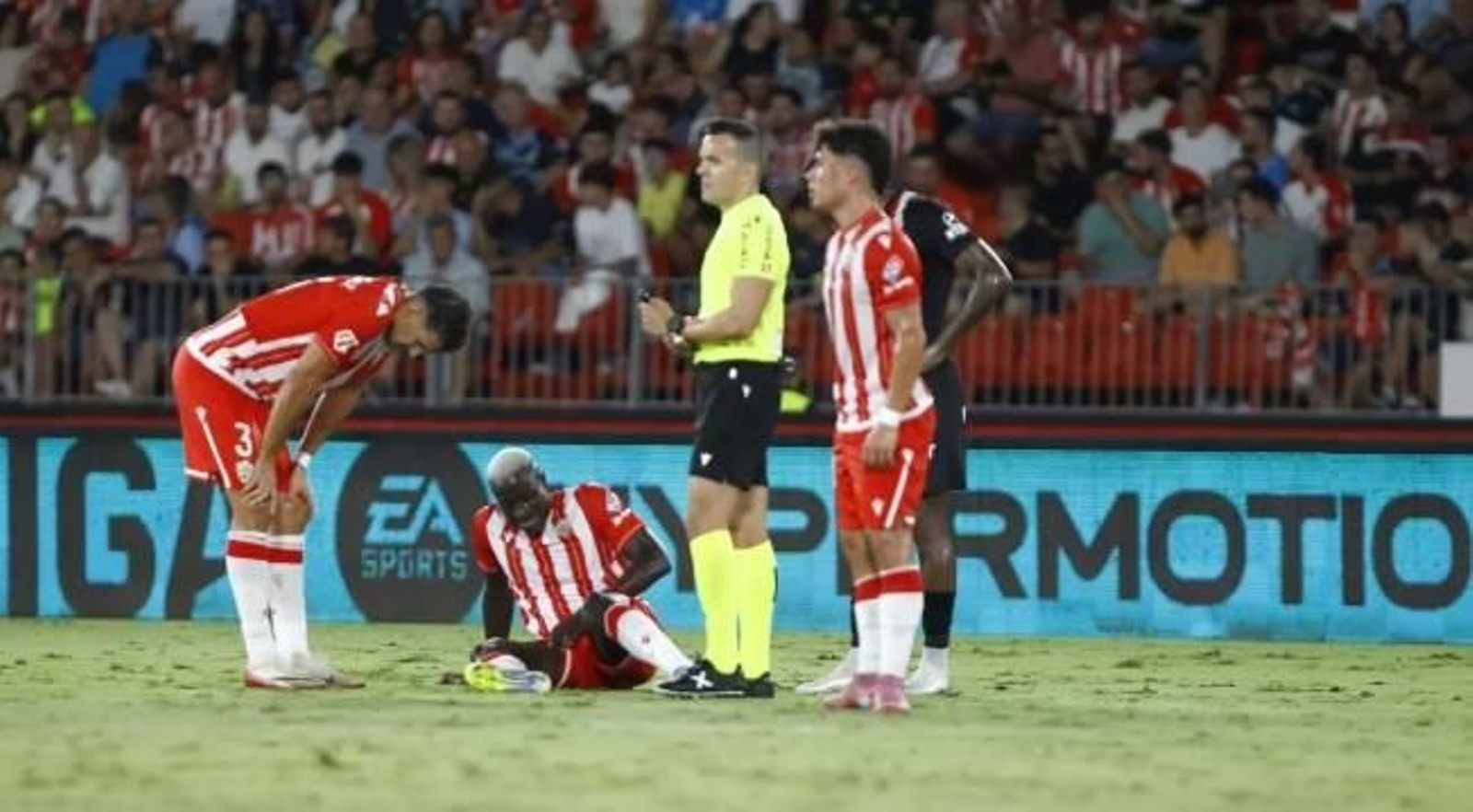 Lopy tendido en el césped doliéndose de la zona del aductor