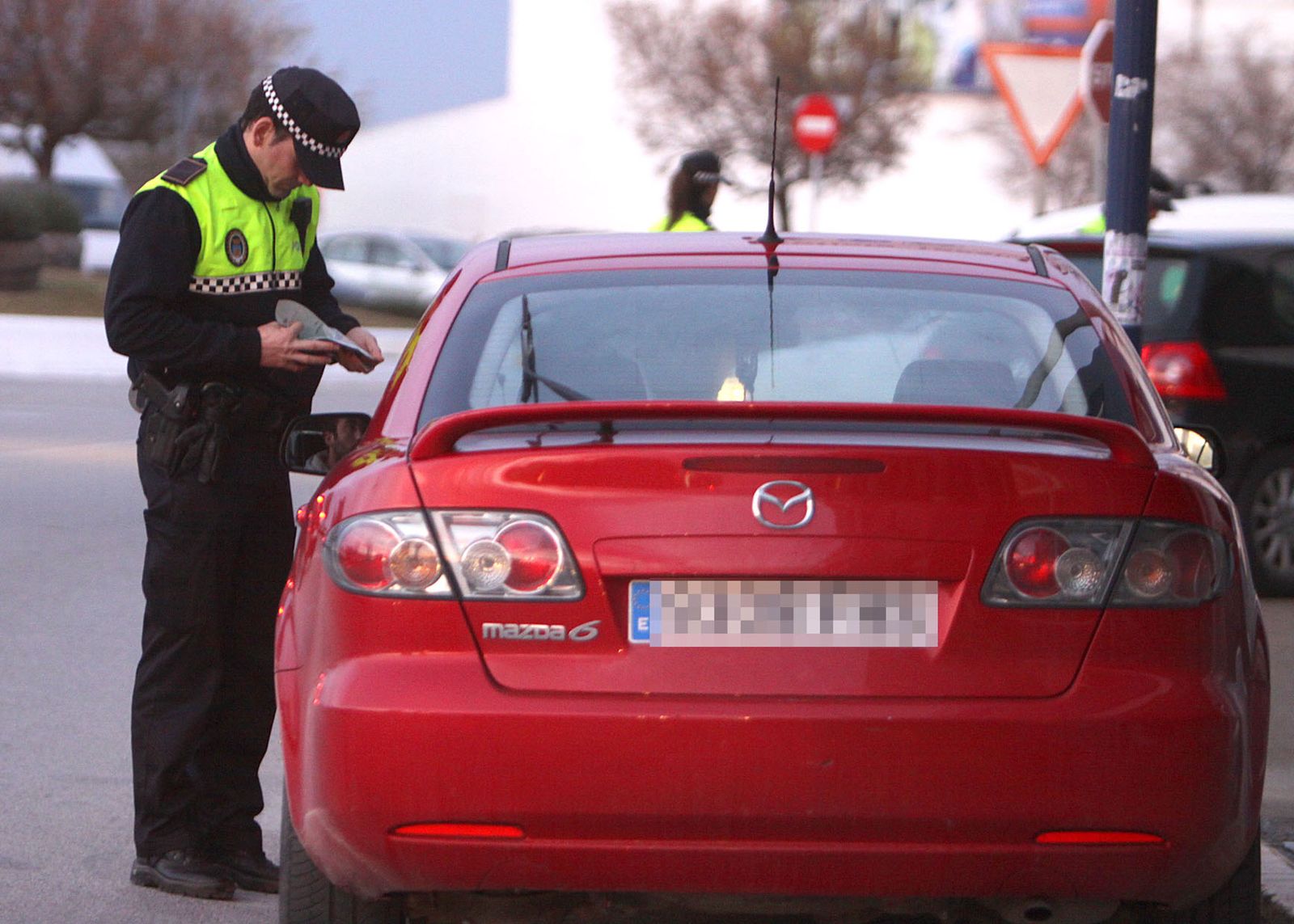Un agente de Policía Local imponiendo una multa