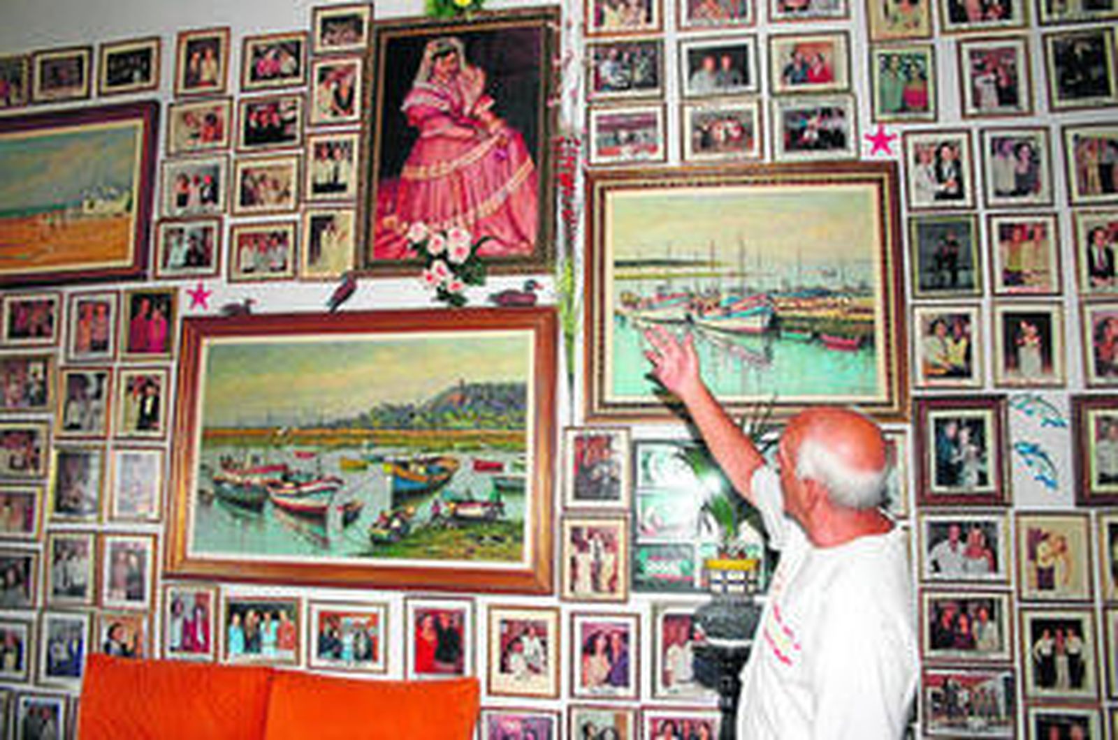 Raúl García Raya tiene su casa llena de fotografías con los artistas que estuvieron en su club.