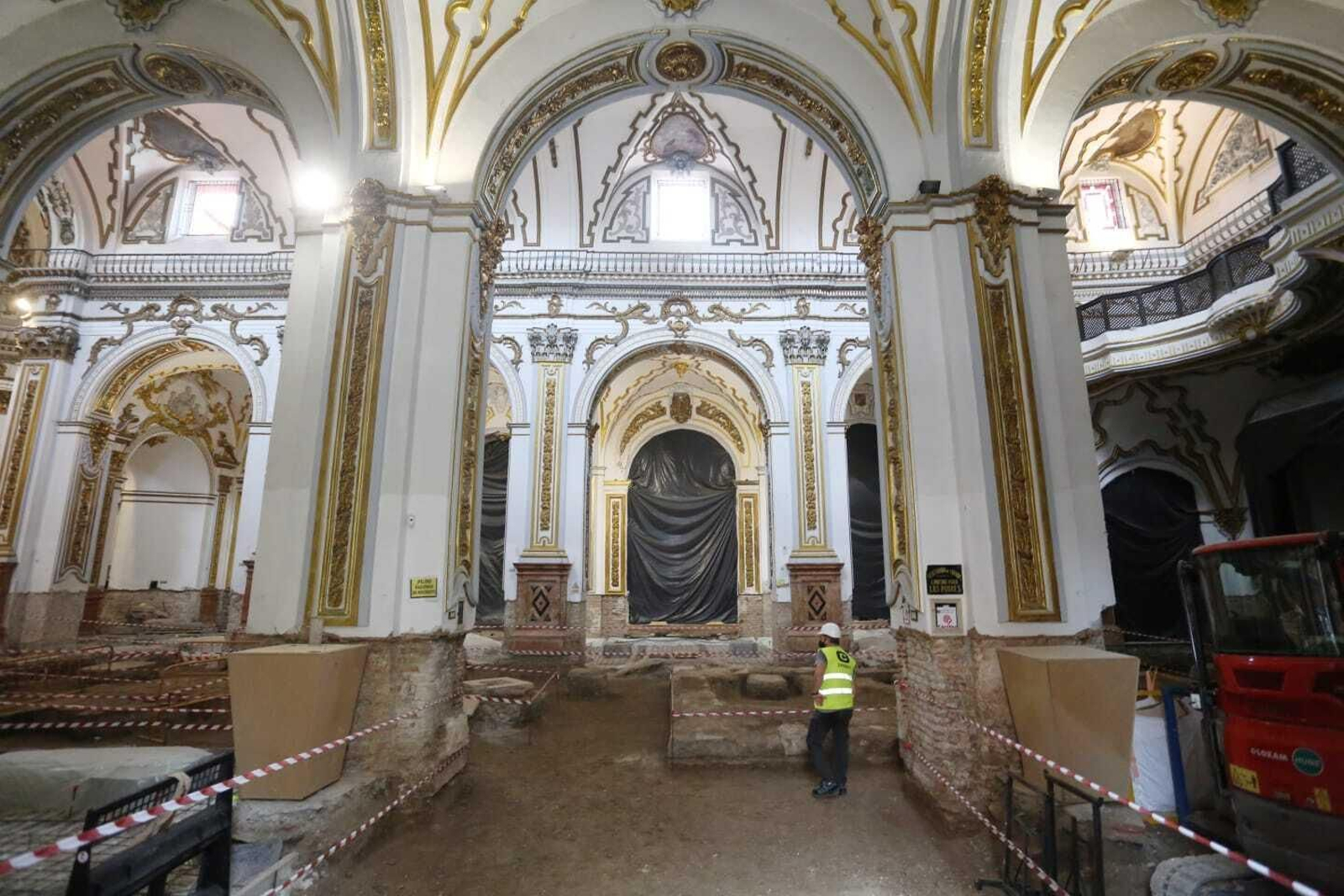 Fotos de la visita guiada a las obras de la parroquia de Los Mártires