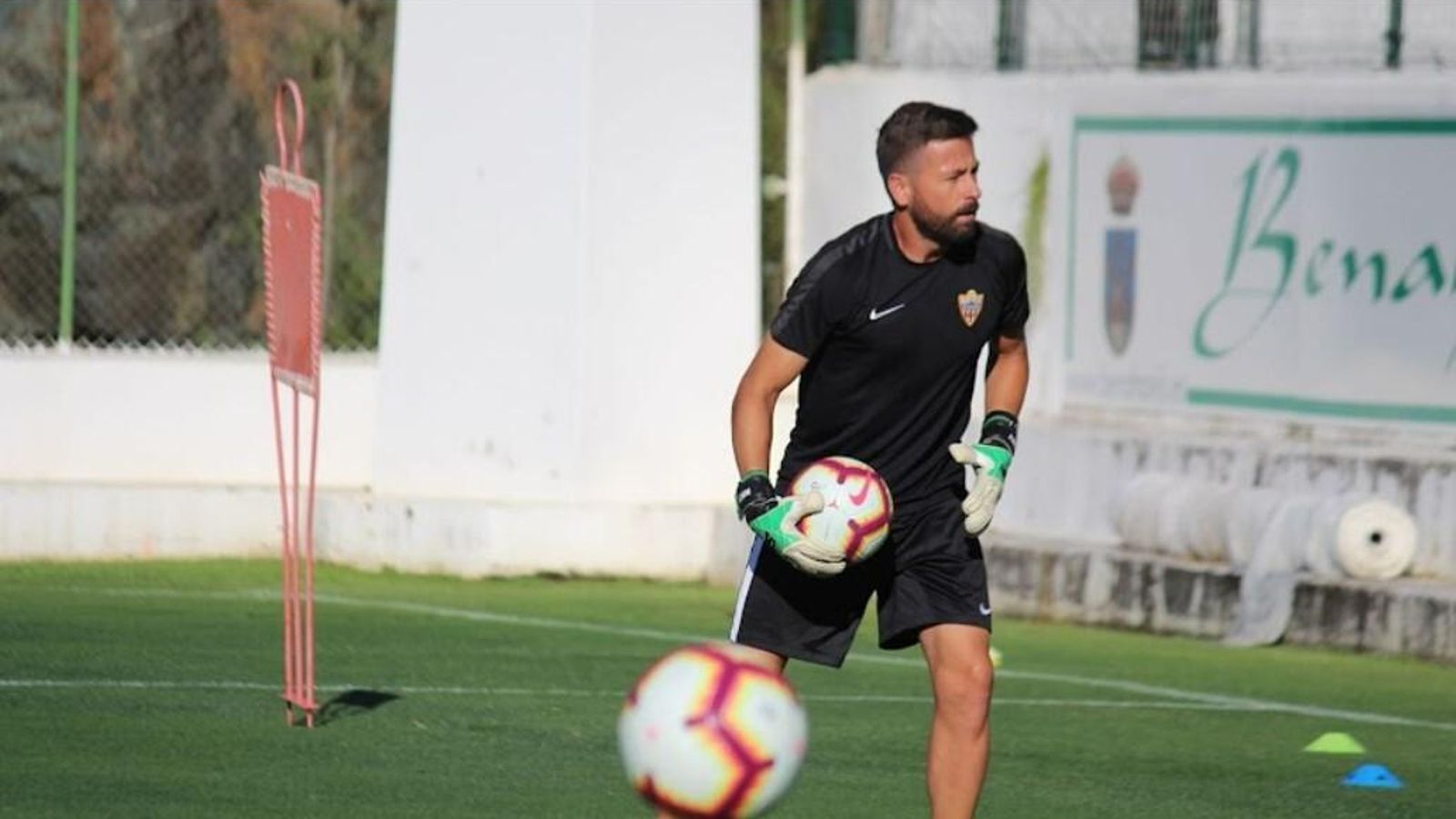 Ricardo, como preparador de porteros del Almería, en una pretemporada.