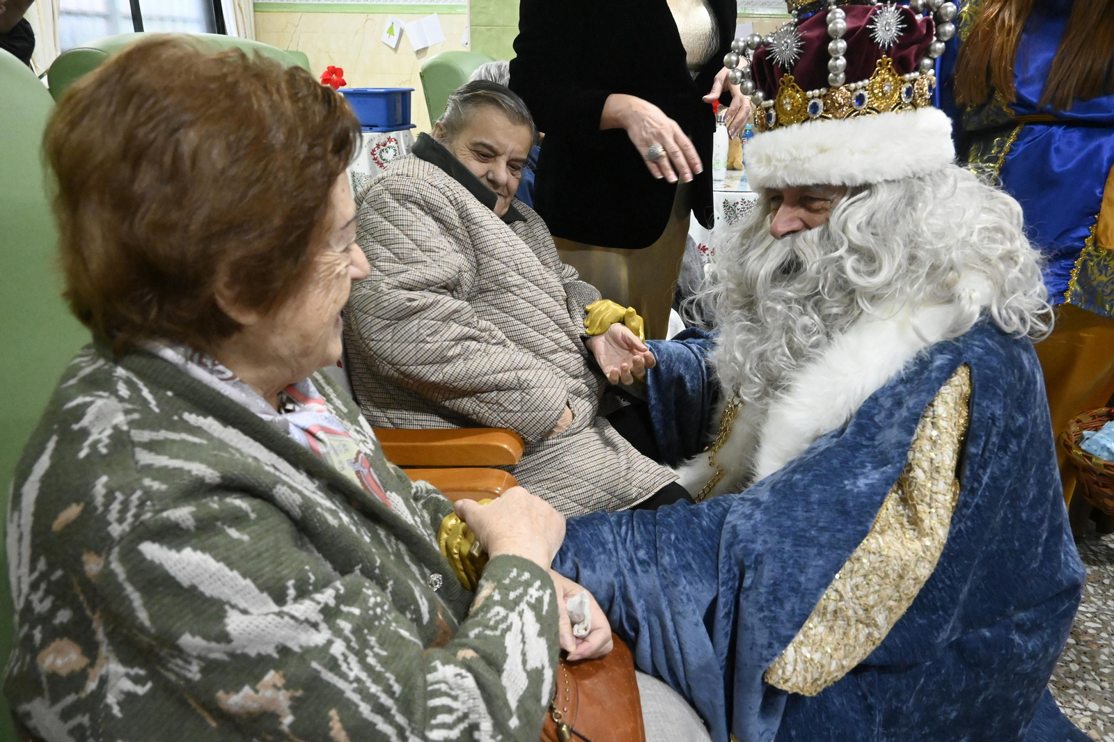 Visita de los Reyes Magos a los ancianos de los asilos de Huelva, en imágenes