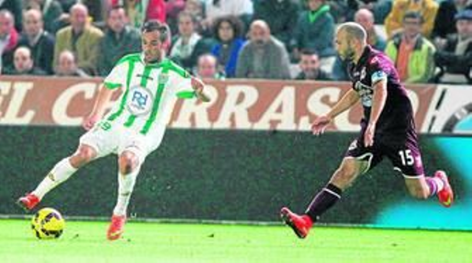 López Silva controla la pelota ante la llegada del deportivista Laure.