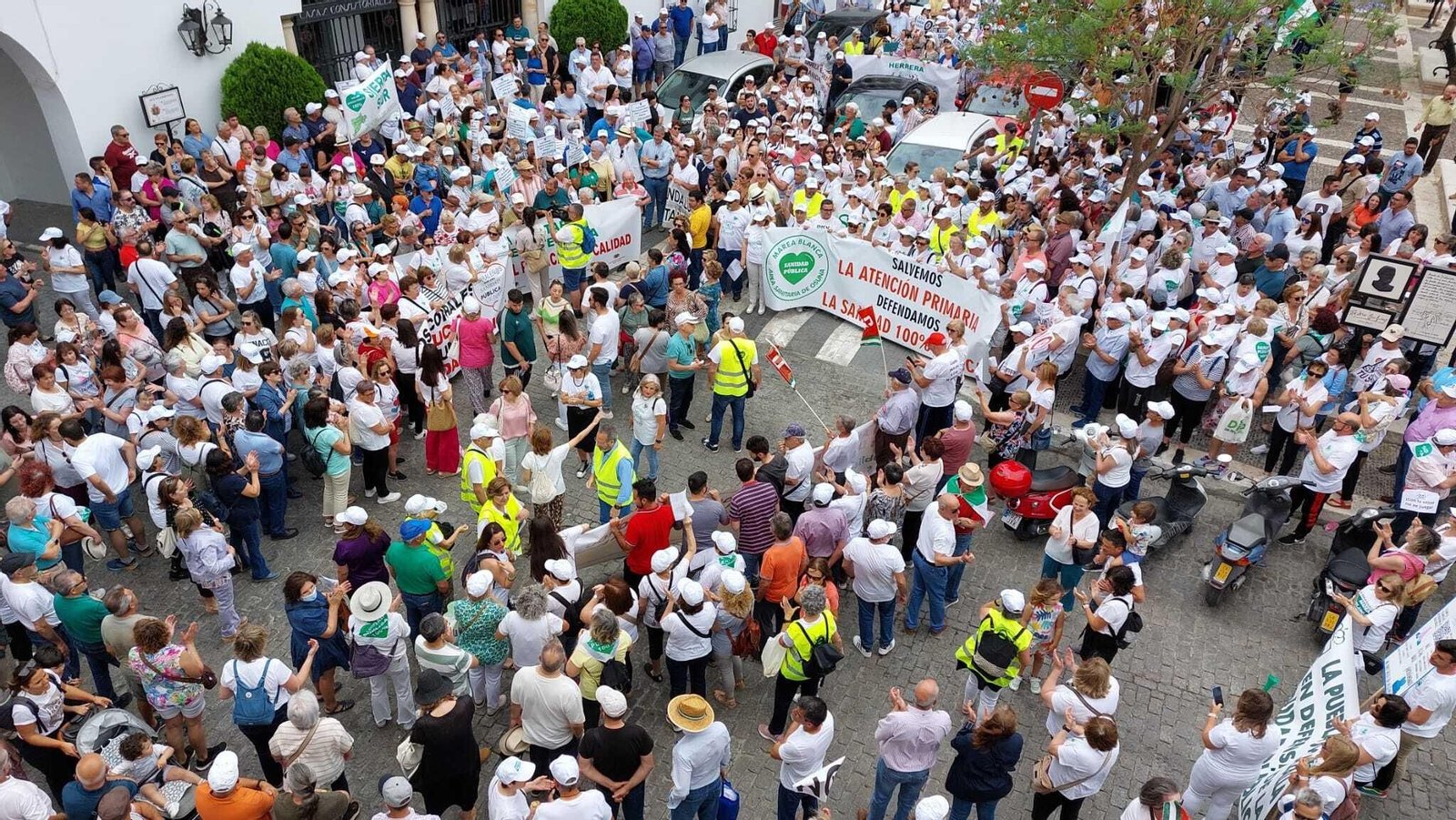 Reciente protesta por la falta de médicos en la plaza del Ayuntamiento de Estepa. Reciente protesta por la falta de médicos en la plaza del Ayuntamiento de Estepa.