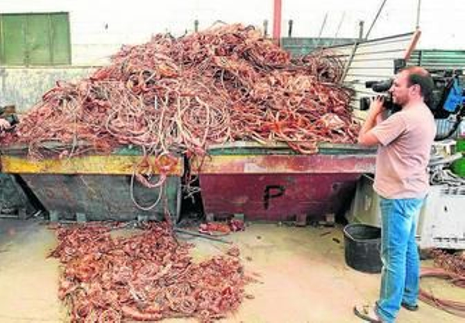 Cámaras graban cobre recuperado en una chatarrería.