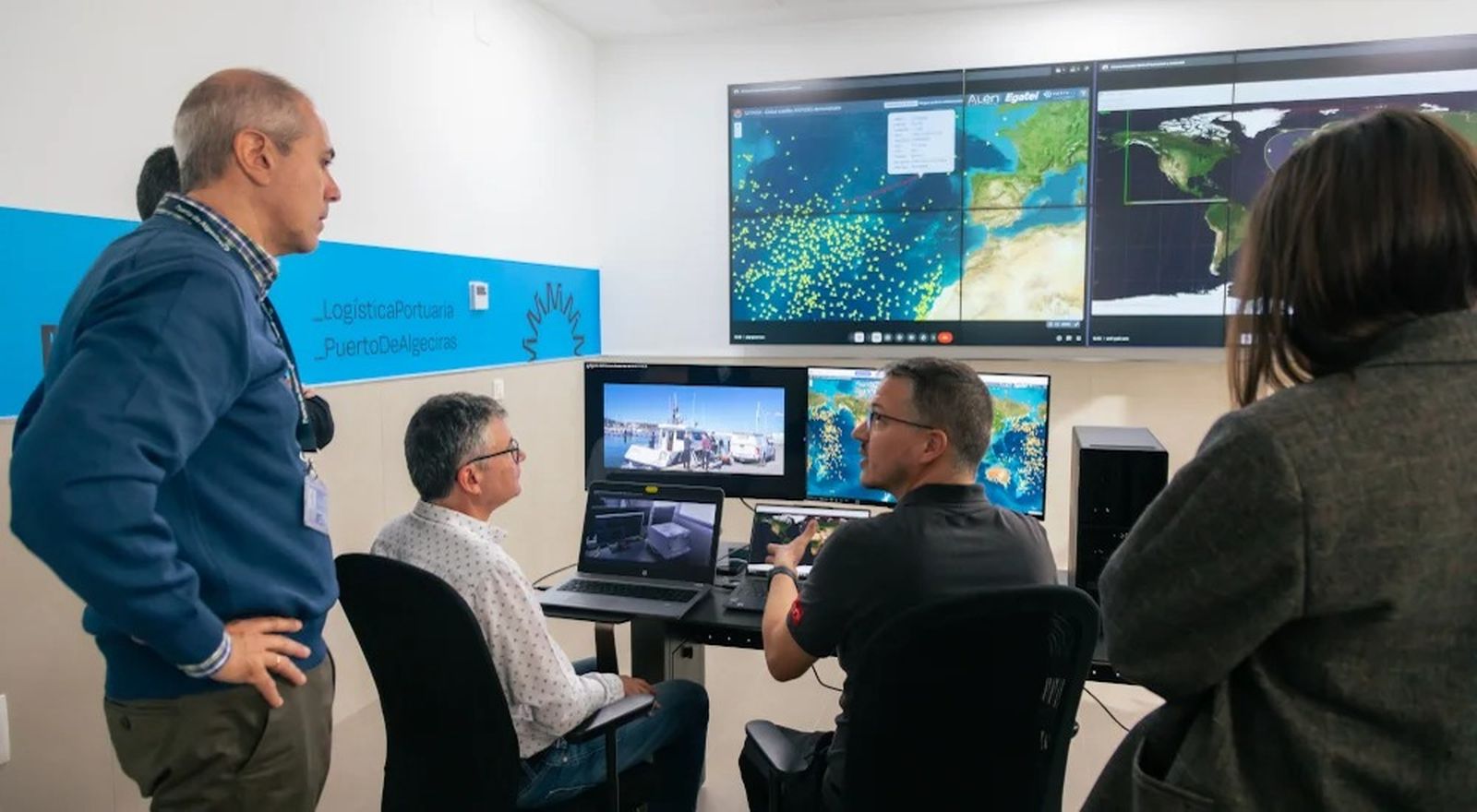 La sala de control de SATMAR instalada en el Puerto de Algeciras.