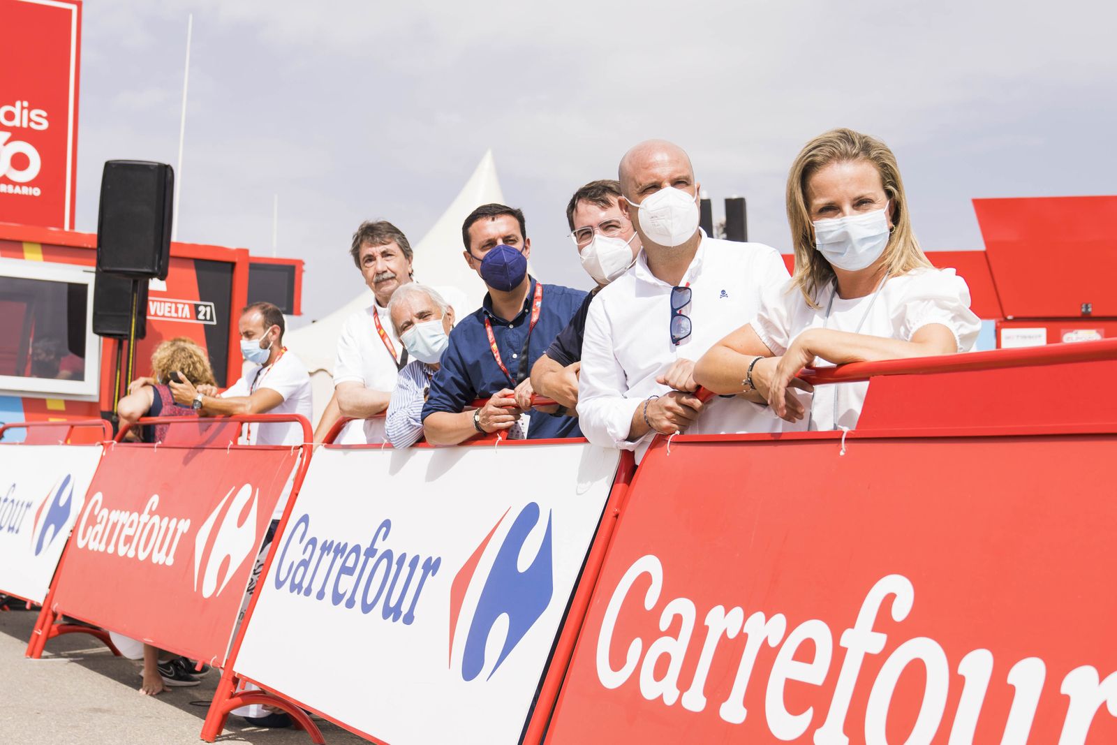 Autoridades en la llegada a Velefique.