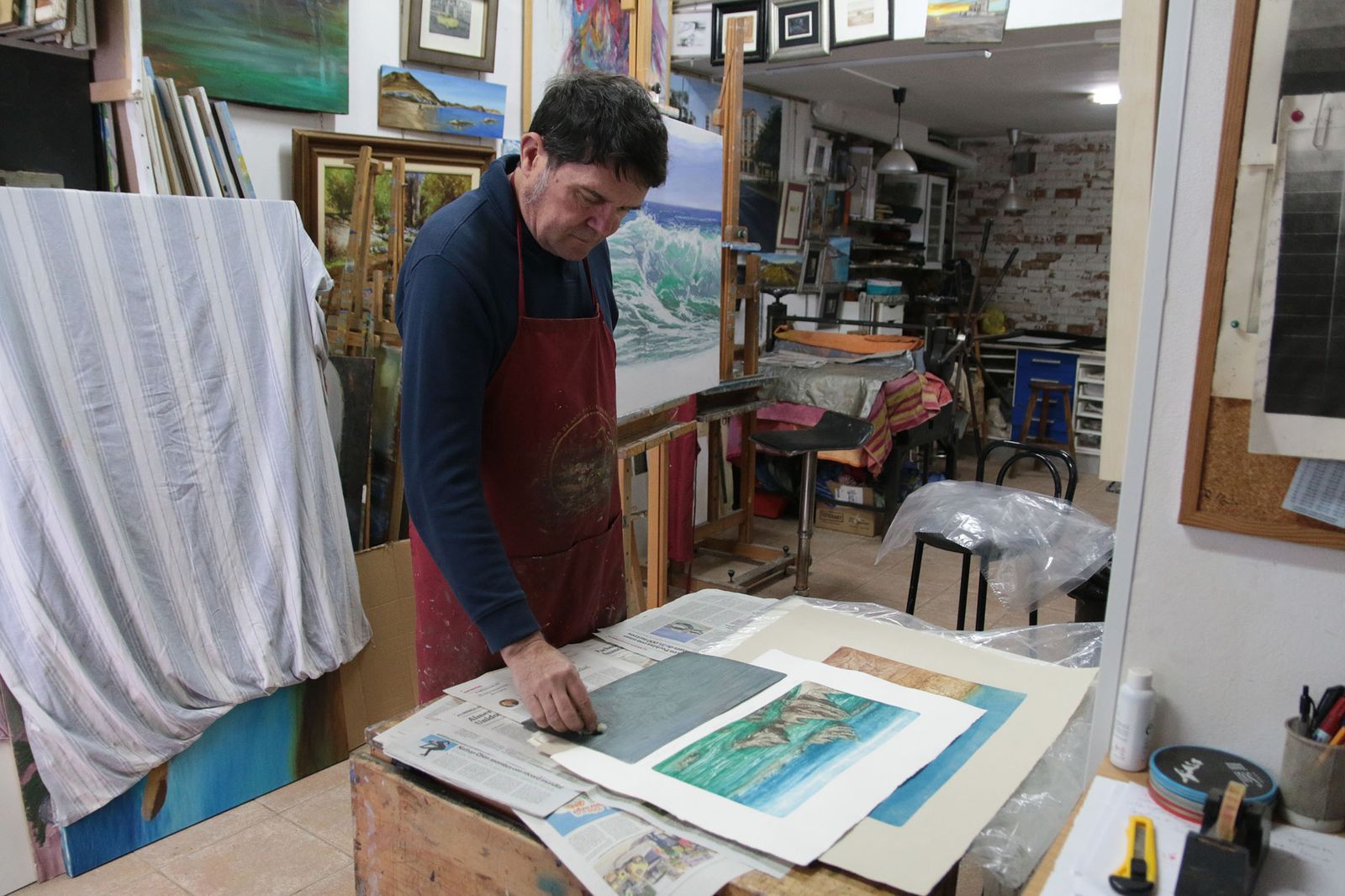 Emilio Pérez trabajando en el taller