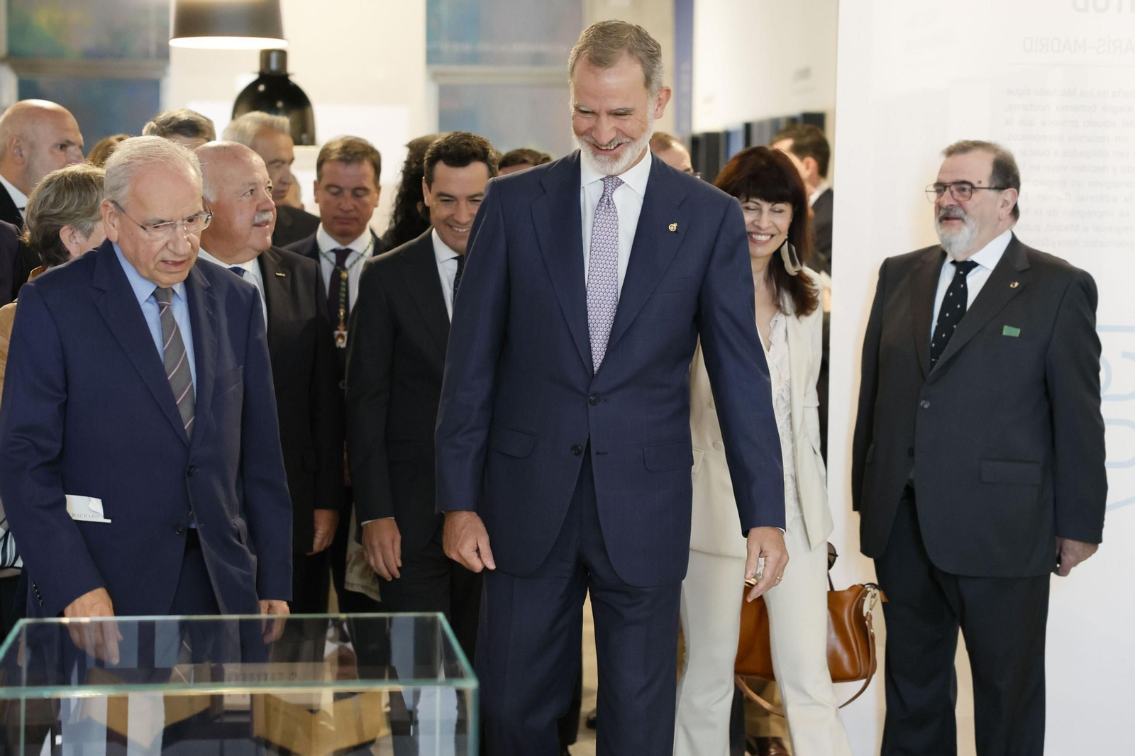 Las imágenes de la visita del Rey a la exposición de los Hermanos Machado en Sevilla