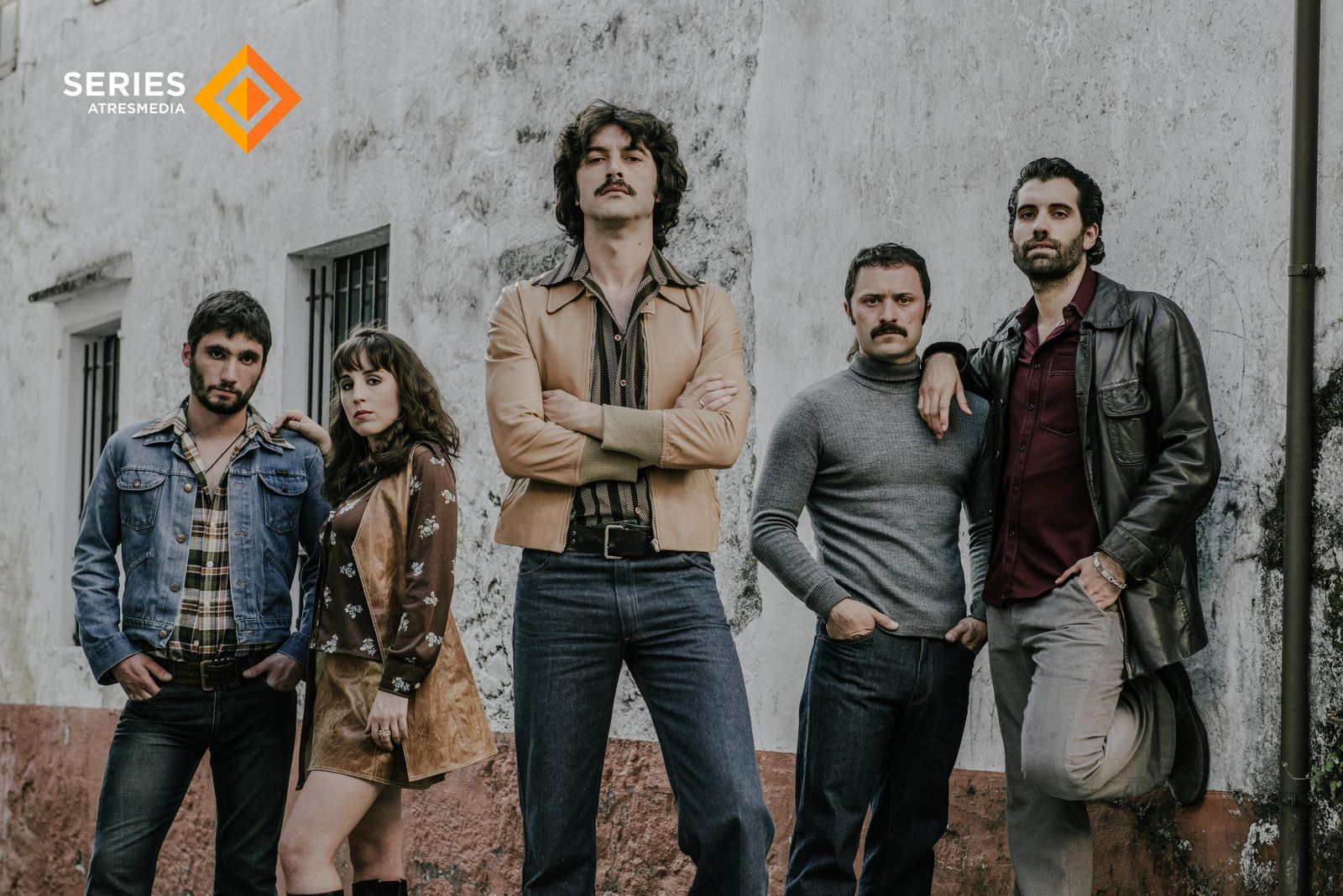 Javier Rey (centro), junto al resto del elenco.