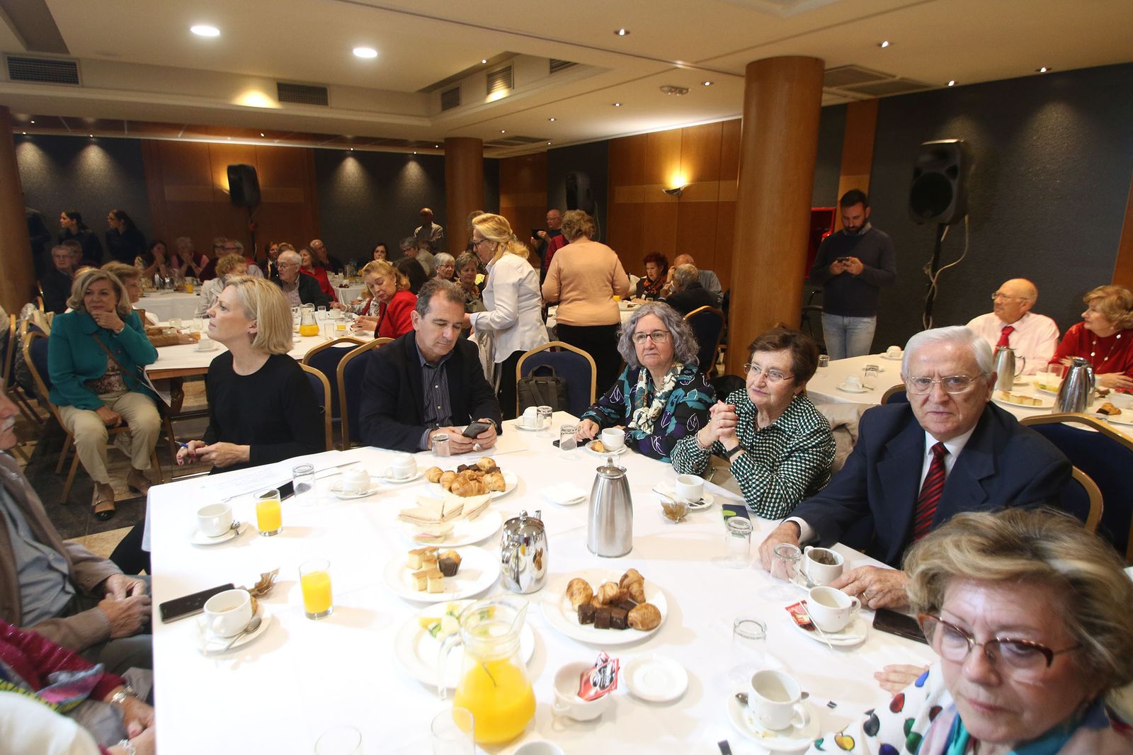 Las imágenes de la visita de Juanma Moreno a Almería
