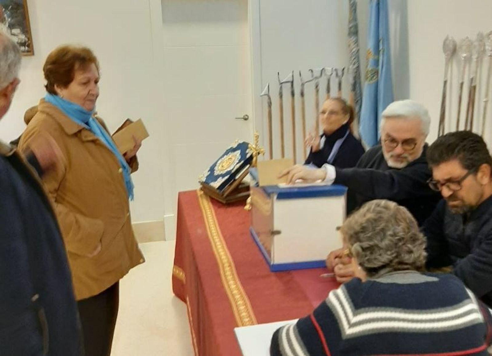 Una mujer se dispone a votar en el cabildo de elecciones de la hermandad de la Luz de Tarifa.