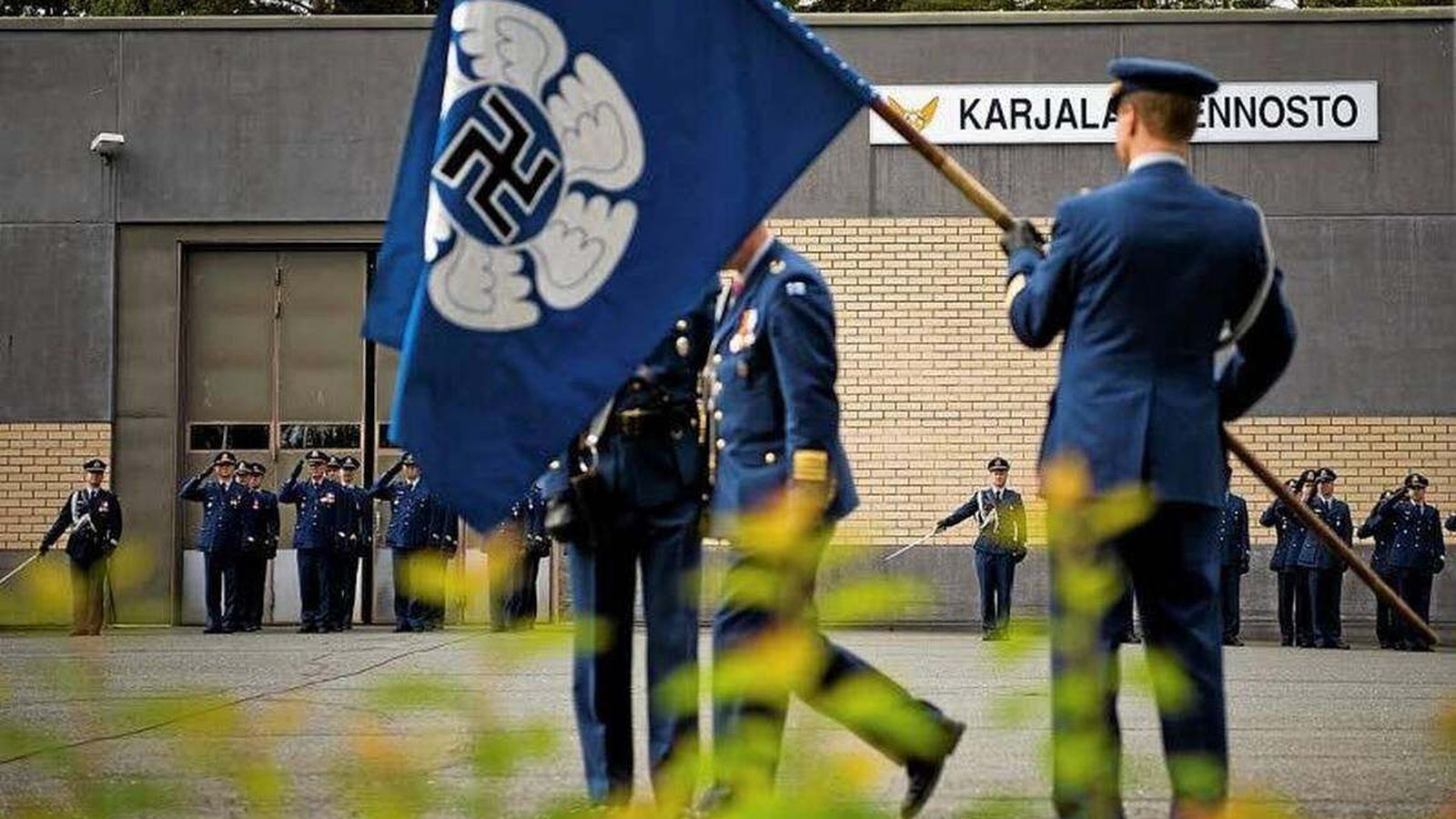 Esvásticas usadas como insignias y en banderas finlandesas