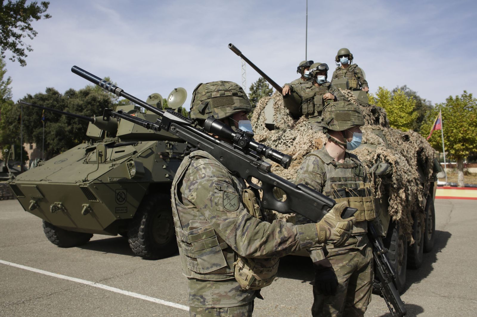 Fotos de la visita de Juanma Moreno a la Legión en Ronda