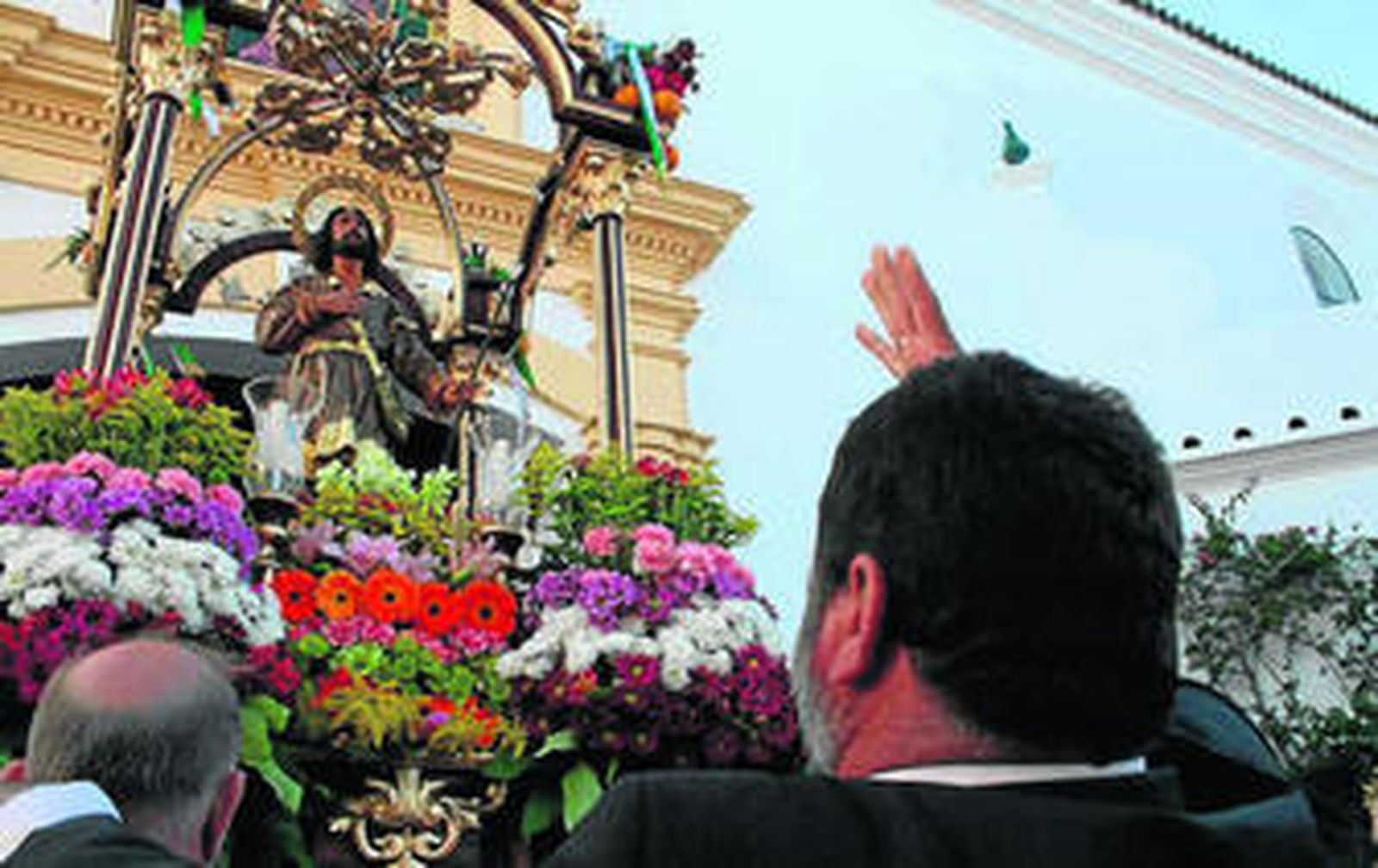 San Isidro Labrador recibe alabanzas durante la procesión.